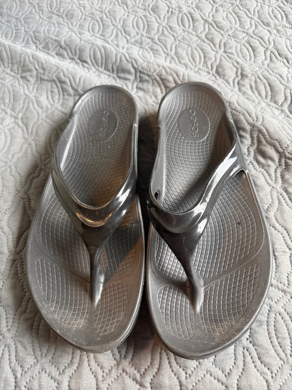 OOFOS Women's black Recovery Flip Sandals